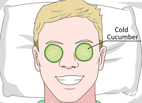 استفاده از خیار برای کاهش پف چشم صورت