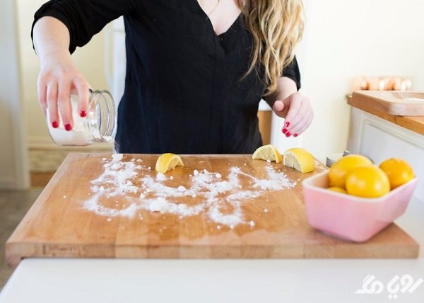 شستن تخته آشپزی با لیمو و جوش شیرین